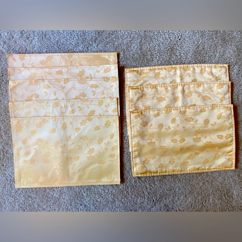 Set of 8 reversible fabric placemats in gold with damask vine/leaf